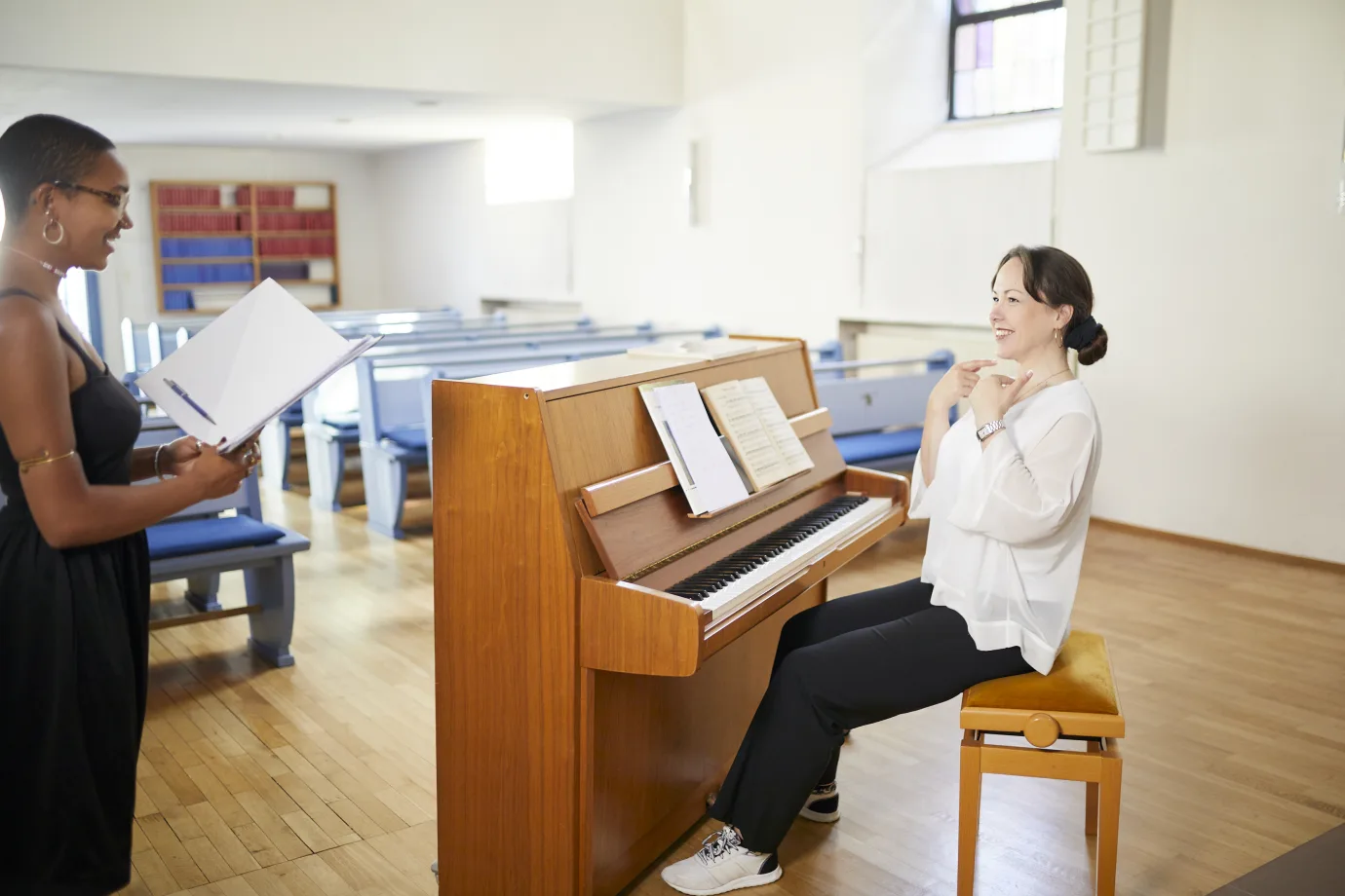 Gesangsstunde: Barbara am Klavier, ihre Schülerin singt