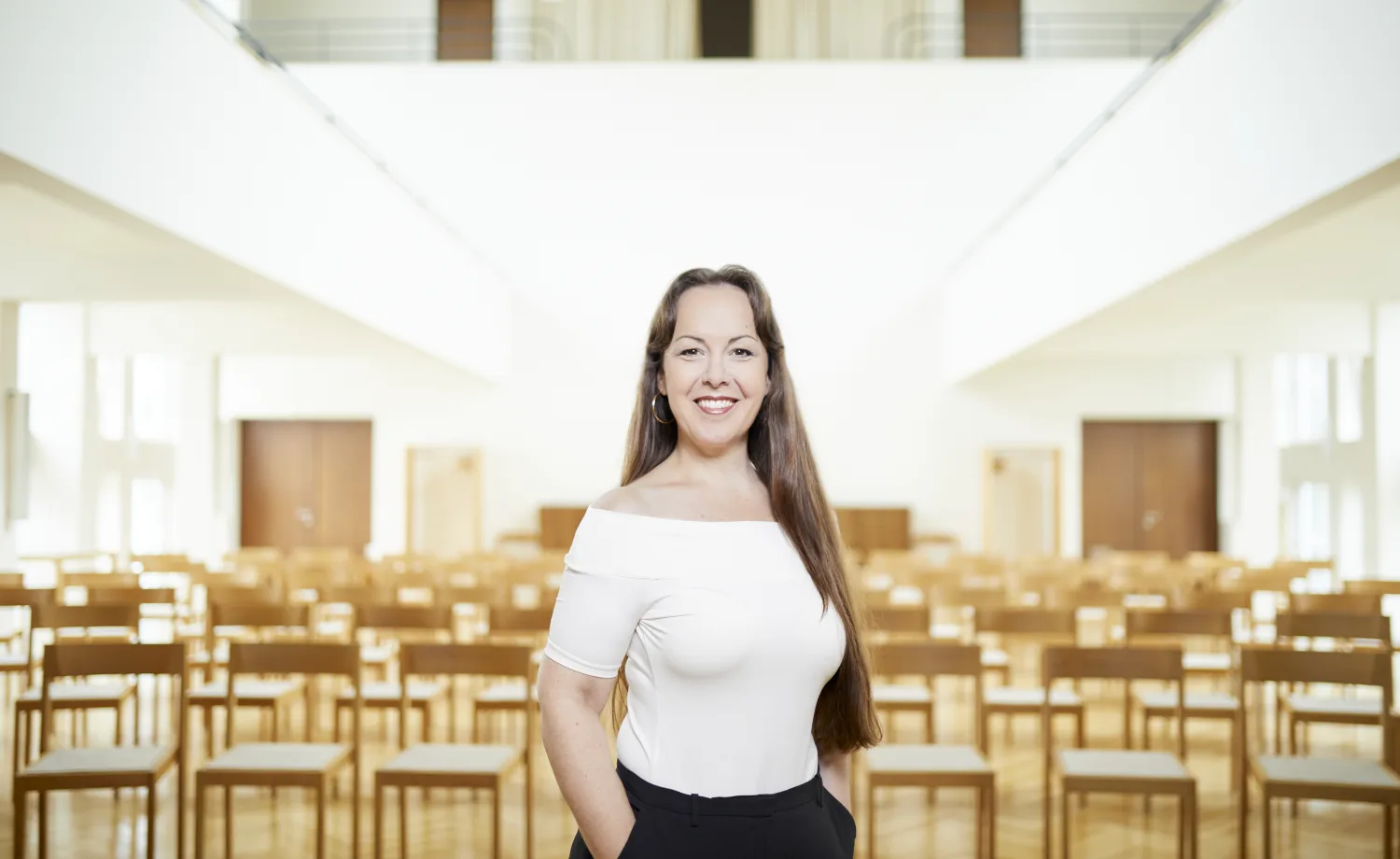 Barbara im hellen Saal
