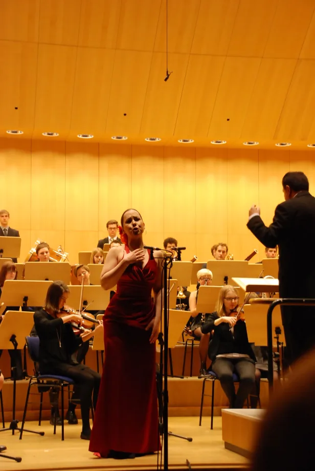 Im Konzertsaal mit Orchester