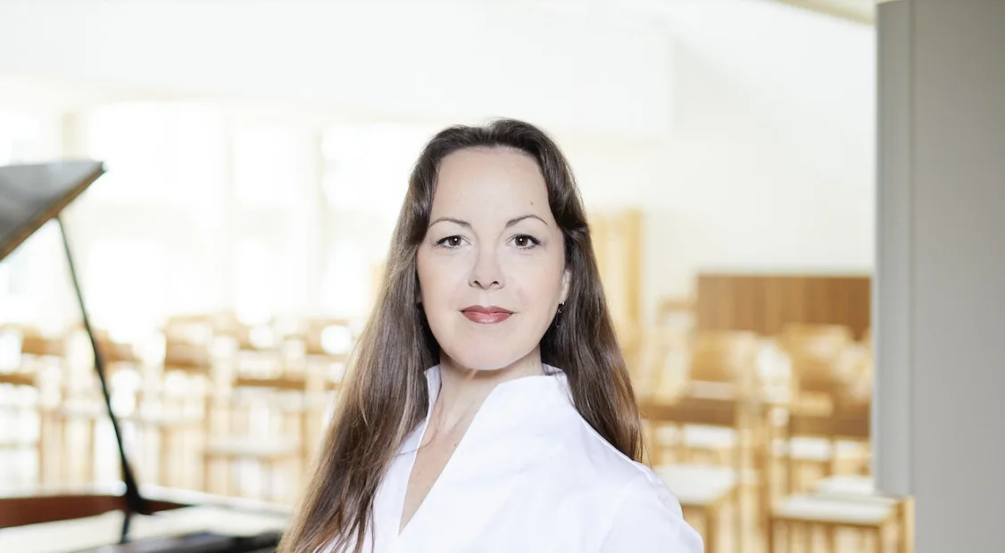 Portrait in weißer Bluse