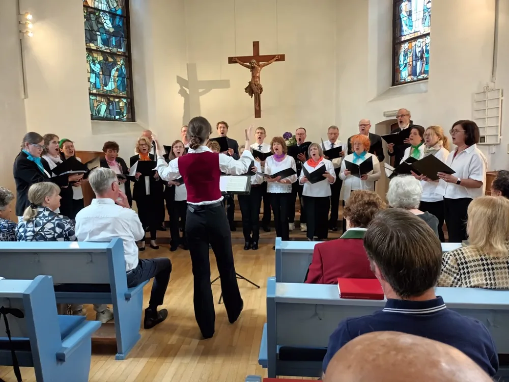 Konzert in der Kirche, Barbara dirigiert den Chor